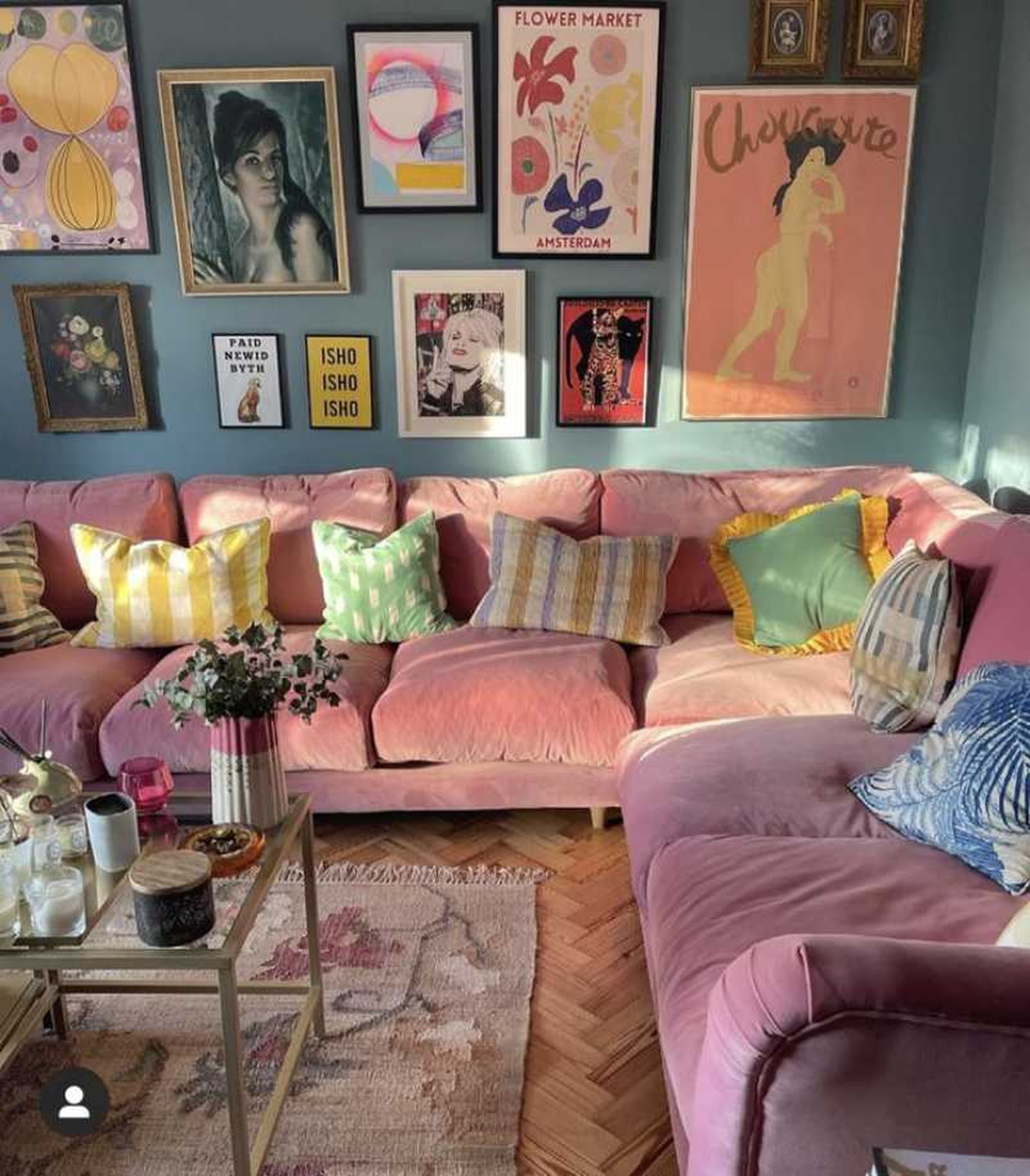 Salón con decoración maximalista.