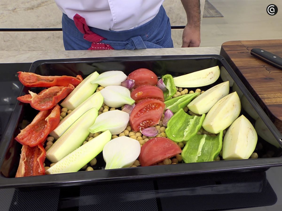 Hornea las verduras peladas junto a los ajos con piel para que queden tiernos y con sabor