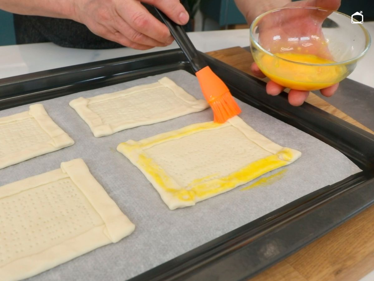 Pinta las tostas de hojaldre con huevo para que se doren