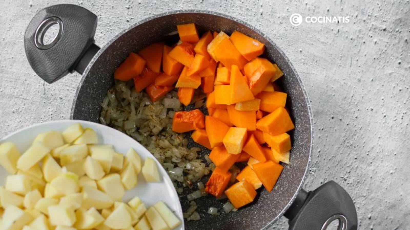 Agregamos la calabaza y la manzana a la cazuela Agregamos la calabaza y la manzana a la cazuela