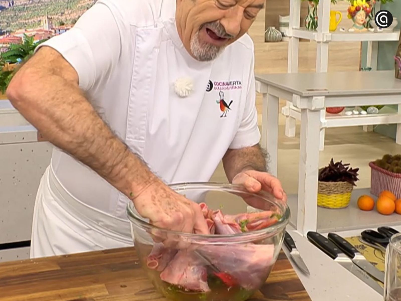 Los jarretes se embadurnan con el majado y se dejan macerar para que ganen sabor.