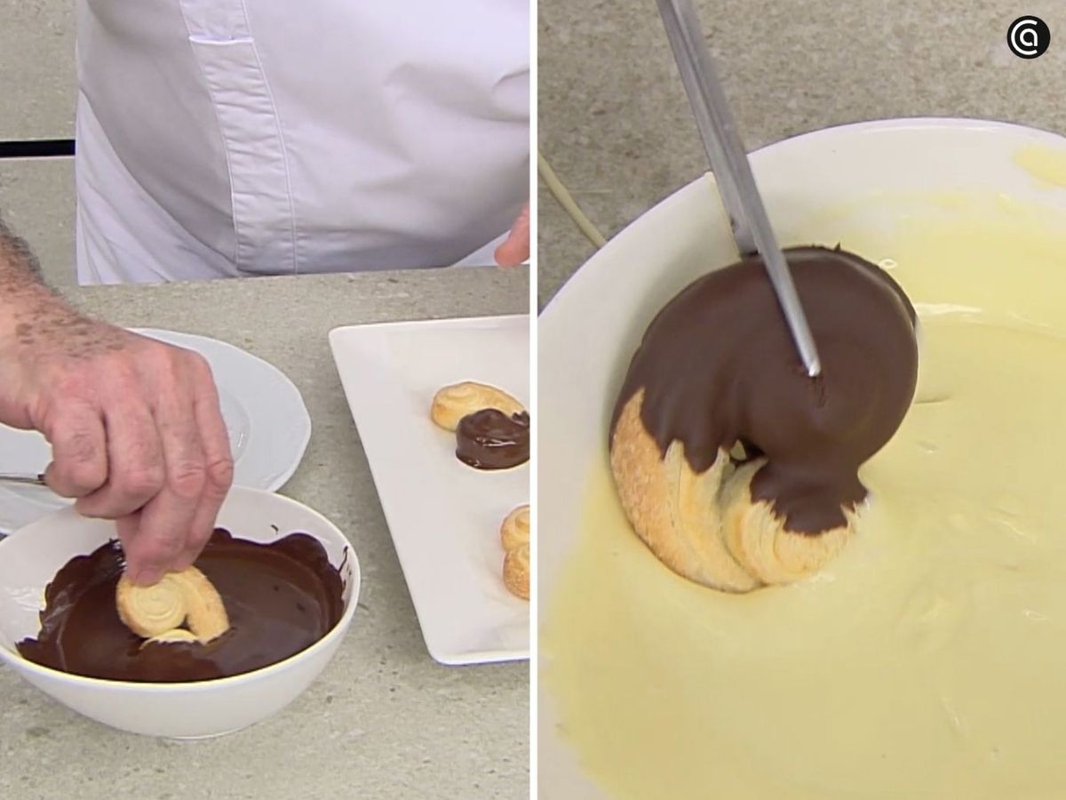 Baña las palmeritas con chocolate negro y blanco fundidos y deja que se solidifiquen