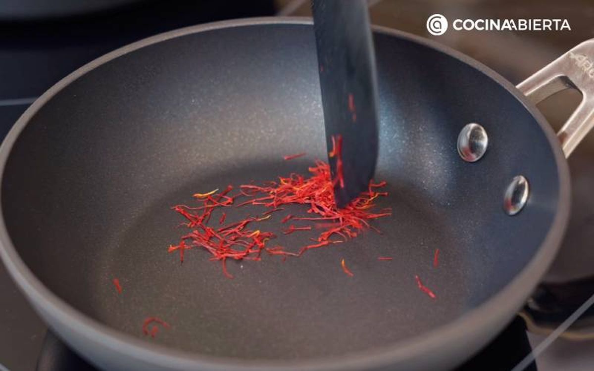 Tuesta las hebras de azafrán en la sartén y añádelas al guiso