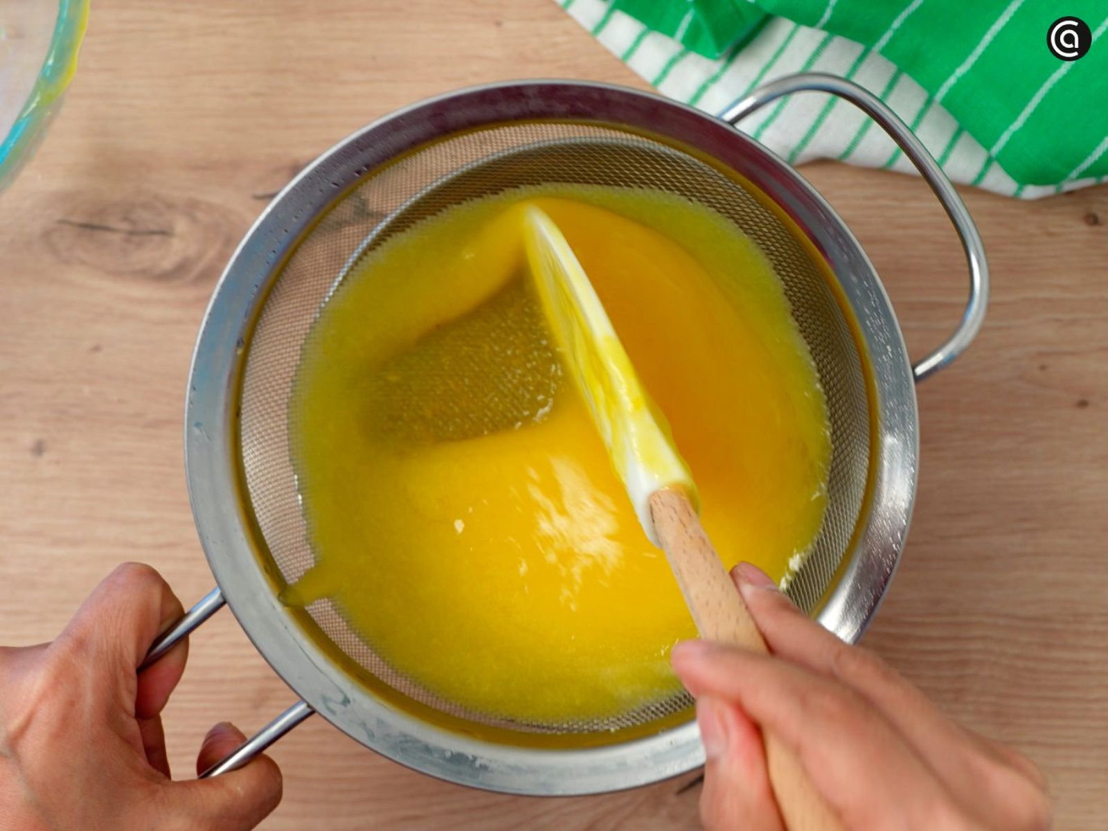 Una vez fuera del baño maría, cuela la crema para obtener una textura sedosa