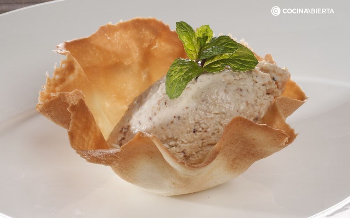 Eva Arguiñano nos propone un helado de avellana con barquillo