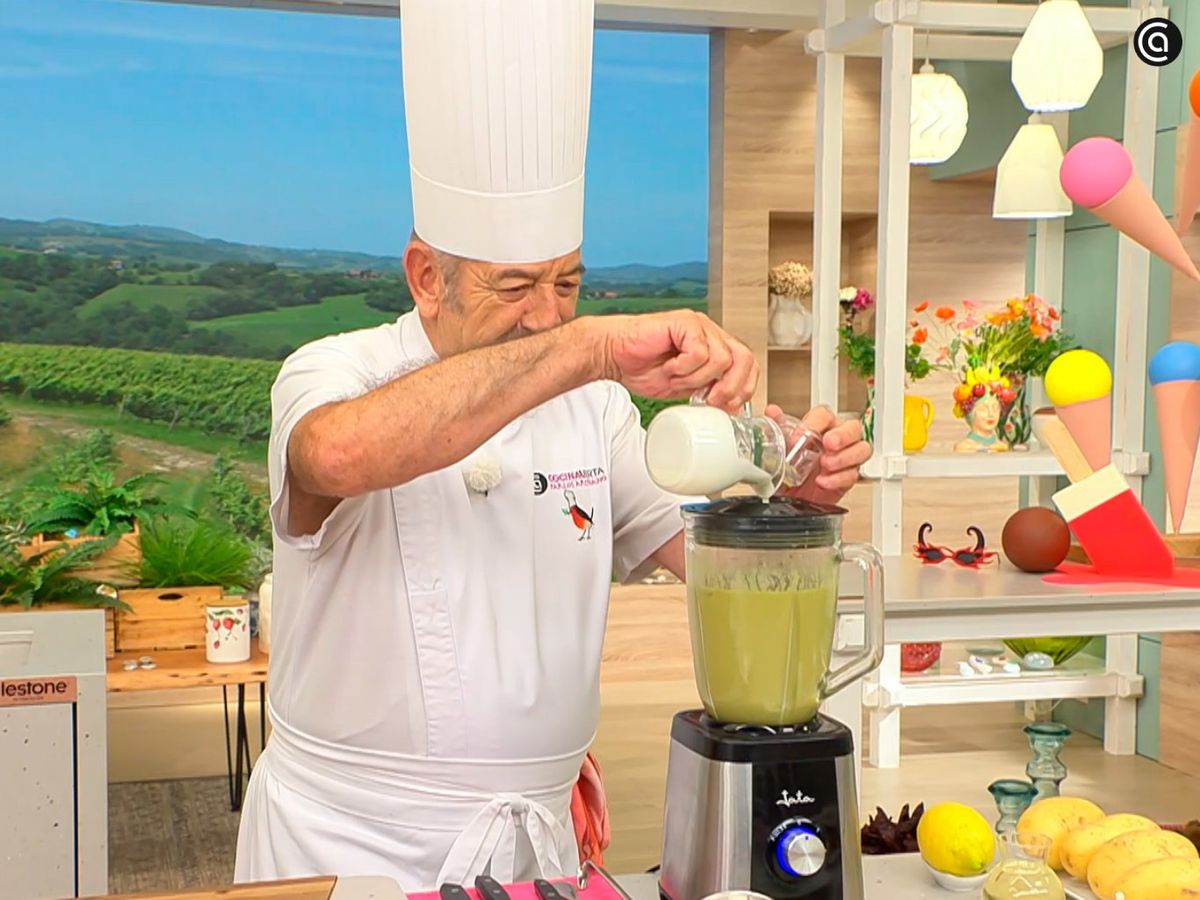Vierte la nata y tritura la crema de lechuga