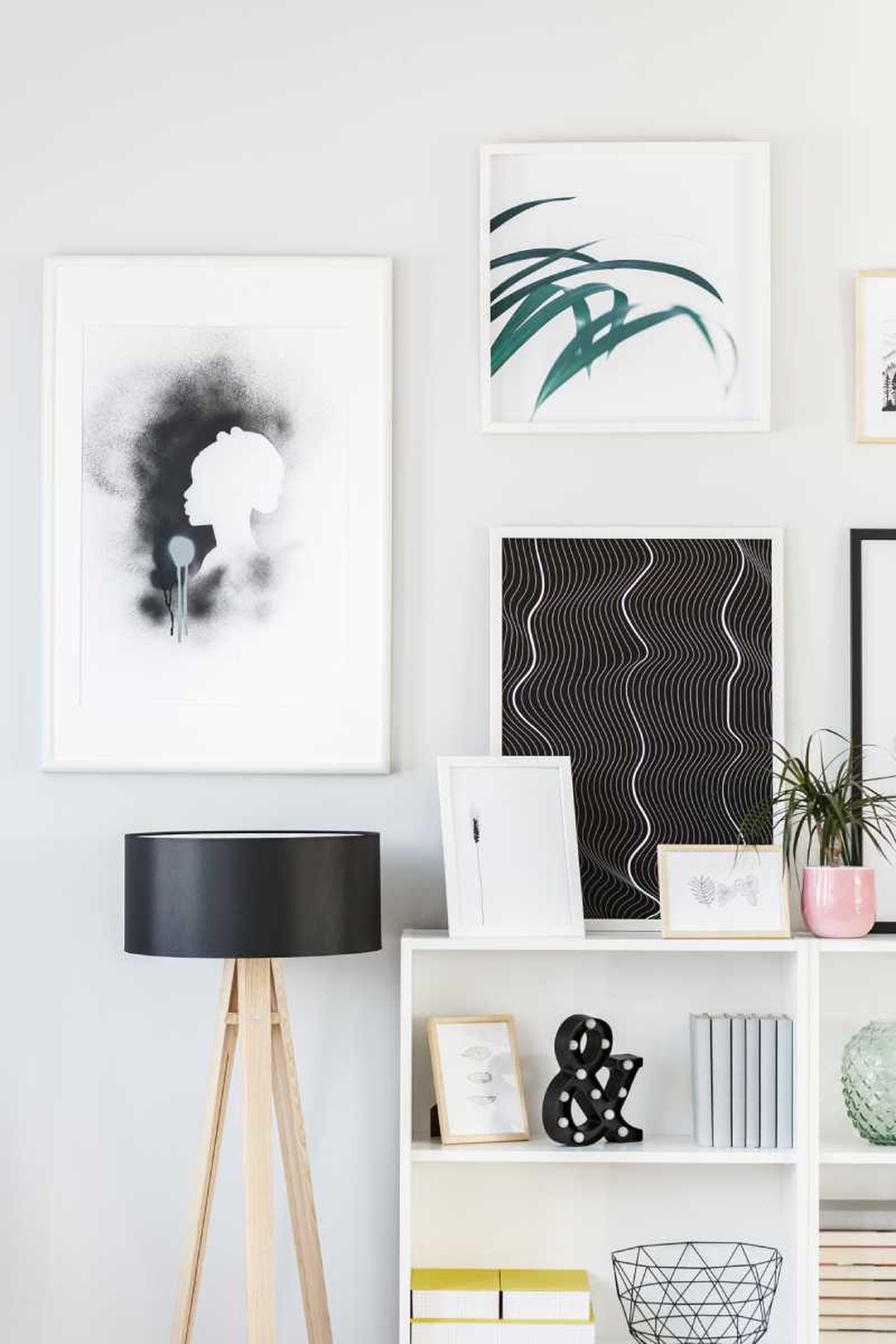 Salón con pared decorada con cuadros.