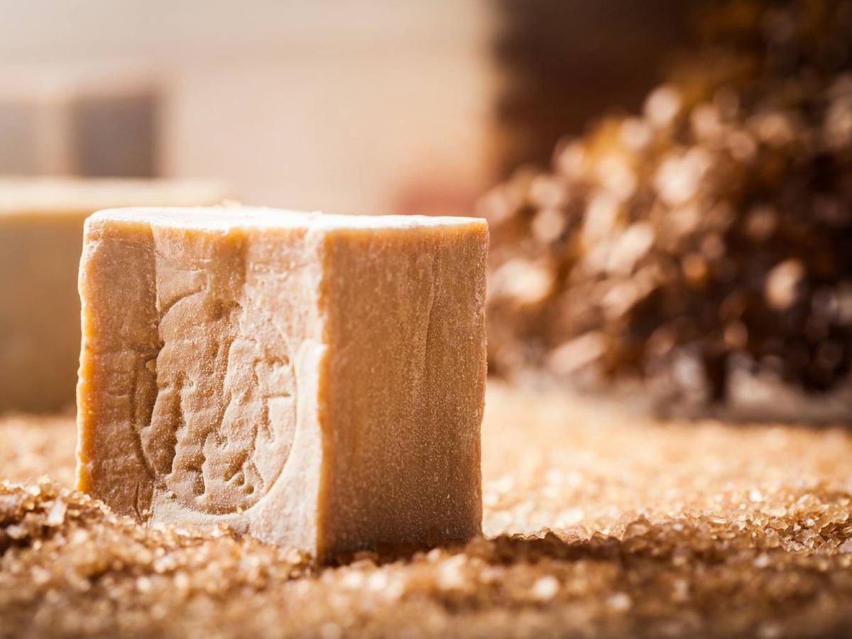 El jabón de Alepo se cura durante meses, ganando firmeza y potencia en sus beneficios.