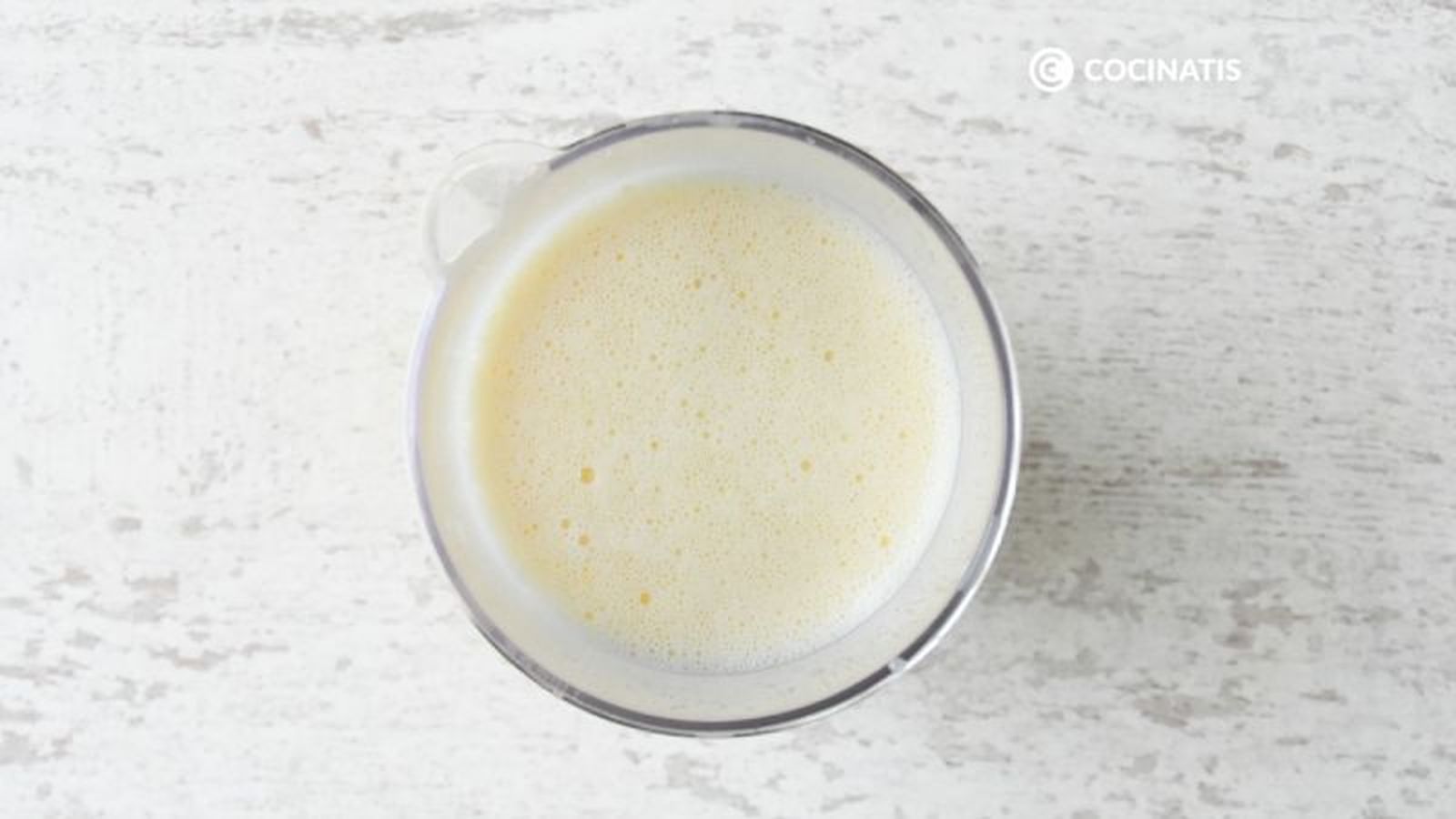 Batimos los ingredientes del flan