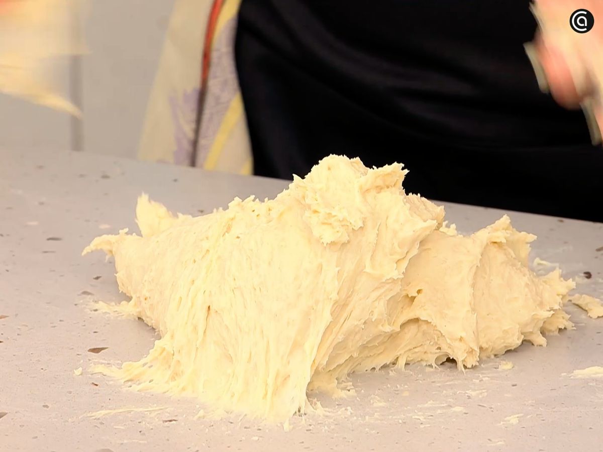 Incorpora la mantequilla a la masa y déjala reposar