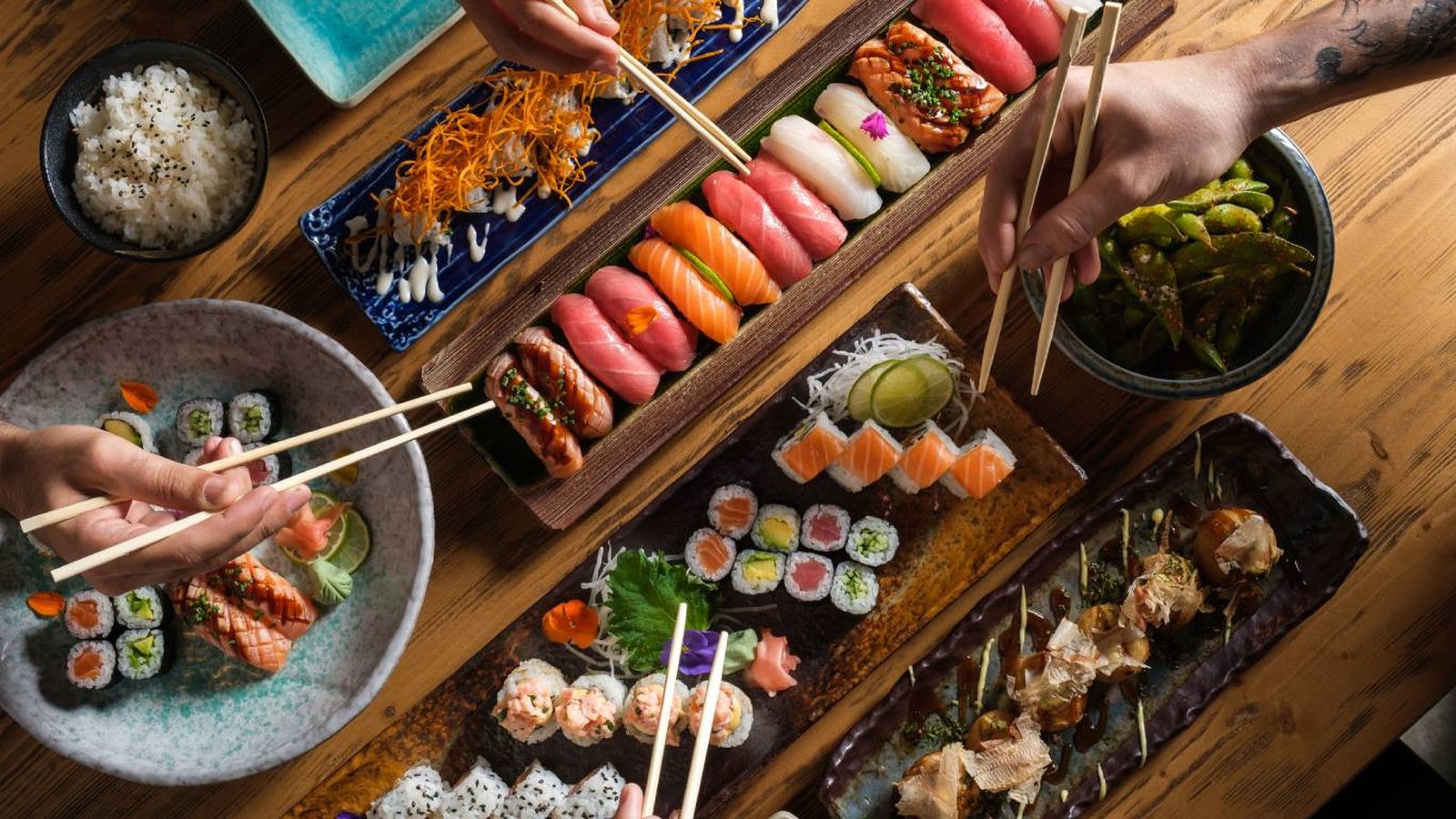 La variedad del sushi permite probar diferentes estilos en una sola comida.