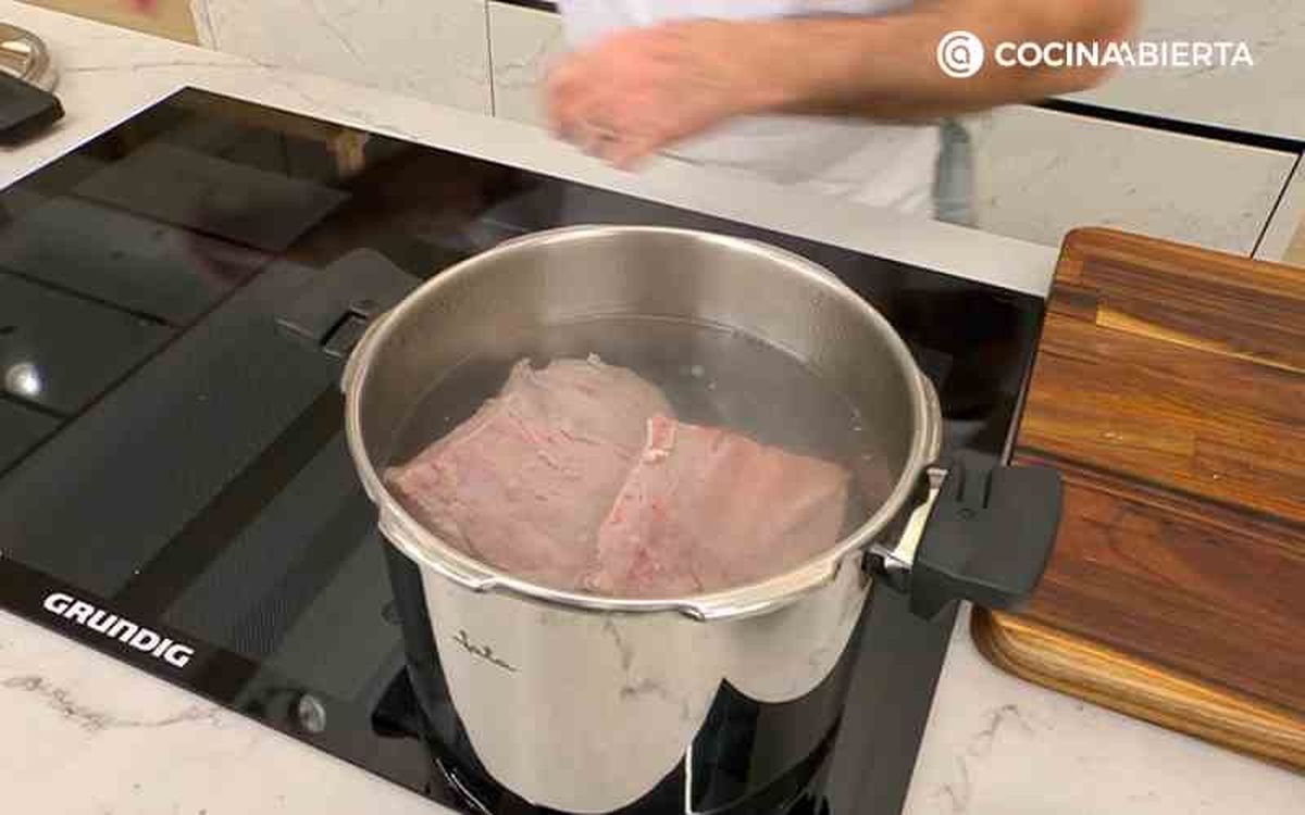 Cocina las costillas de cerdo con agua