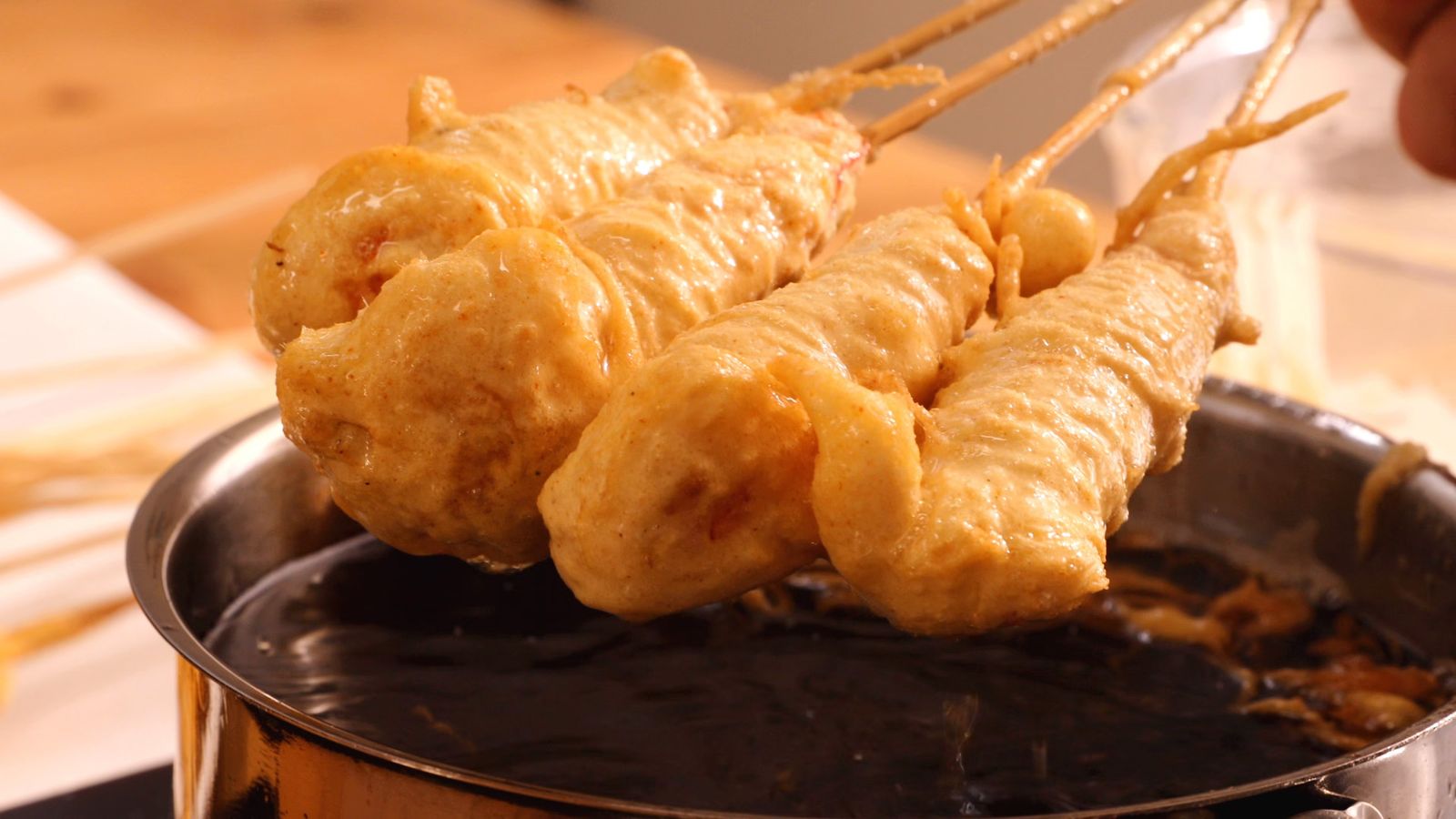 Freír los langostinos en aceite caliente garantiza una tempura crujiente y deliciosa Freír los langostinos en aceite caliente garantiza una tempura crujiente y deliciosa