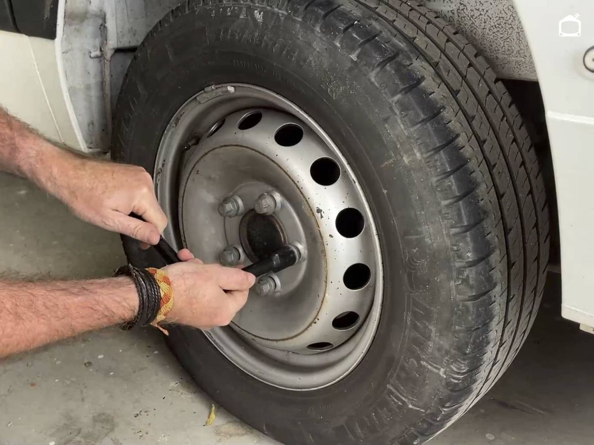 Soltar los tornillos de una rueda con pinchazo.