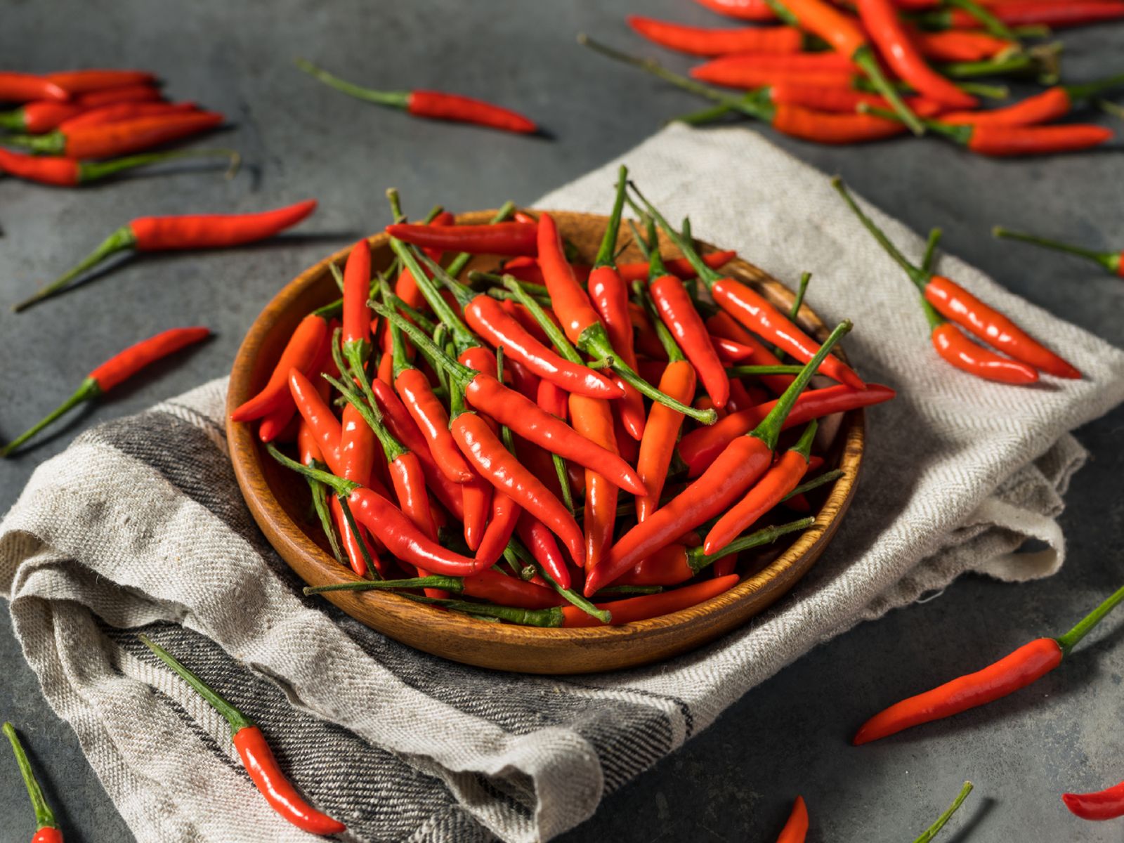 Fino y alargado, de un rojo intenso y picor extremo; base del curry y platos del sudeste asiático.