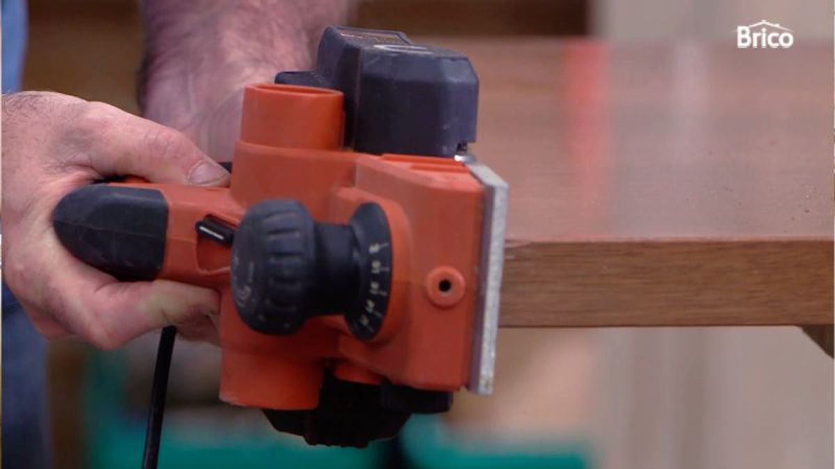 Lijar la parte baja de la puerta