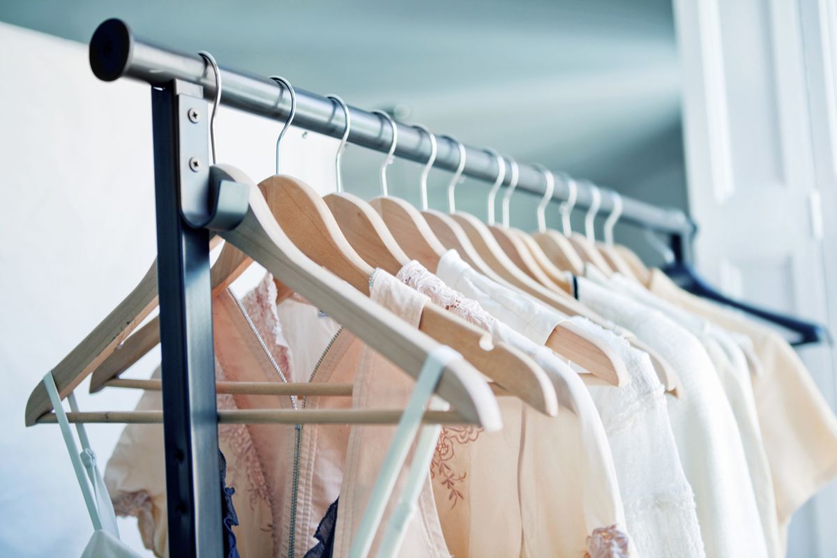 ropa colgada en perchas