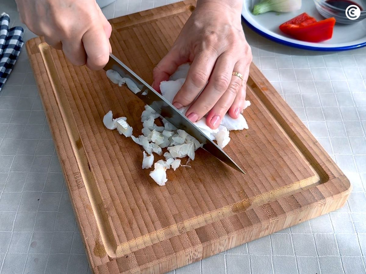 Trocear el bacalao para el empedrat