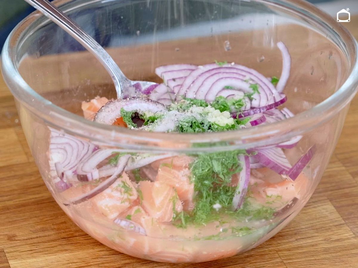 Mezcla los ingredientes del ceviche en un bol