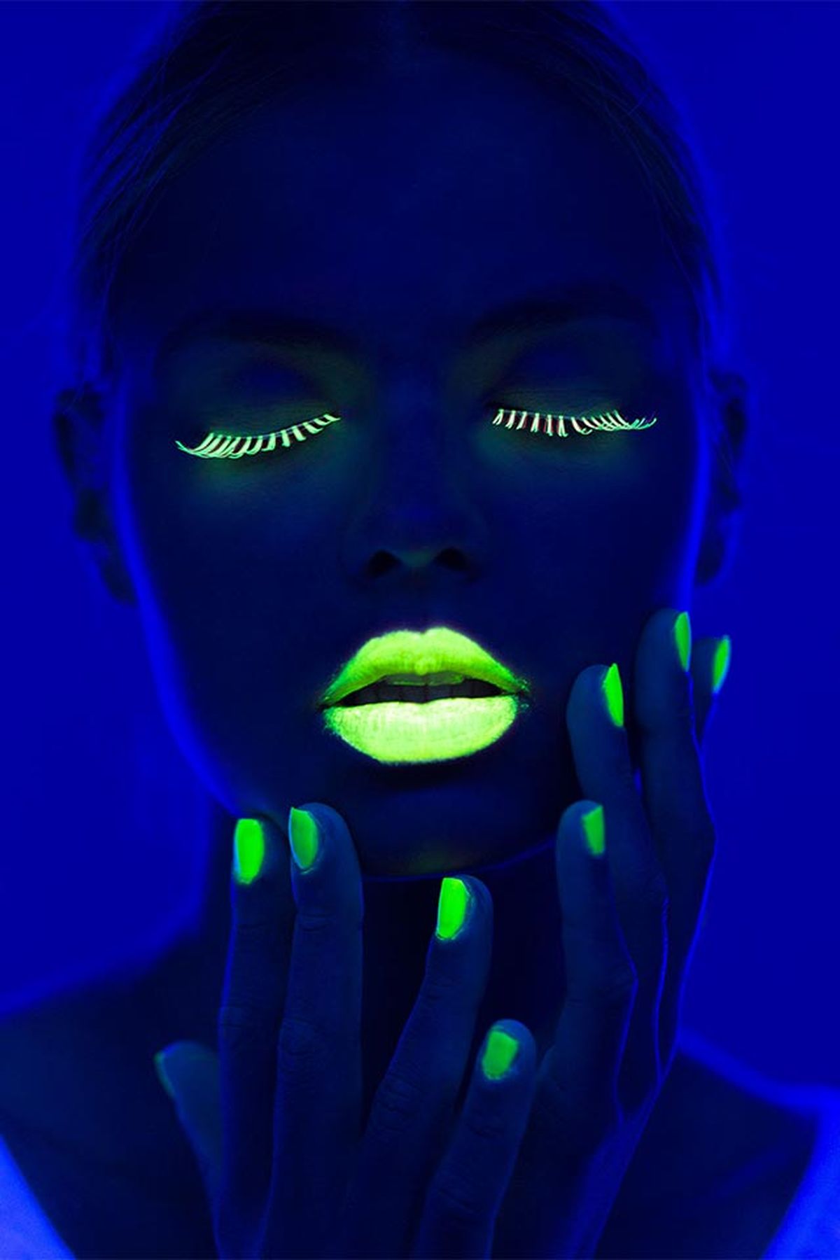 El maquillaje fluorescente se elimina fácilmente con agua y jabón