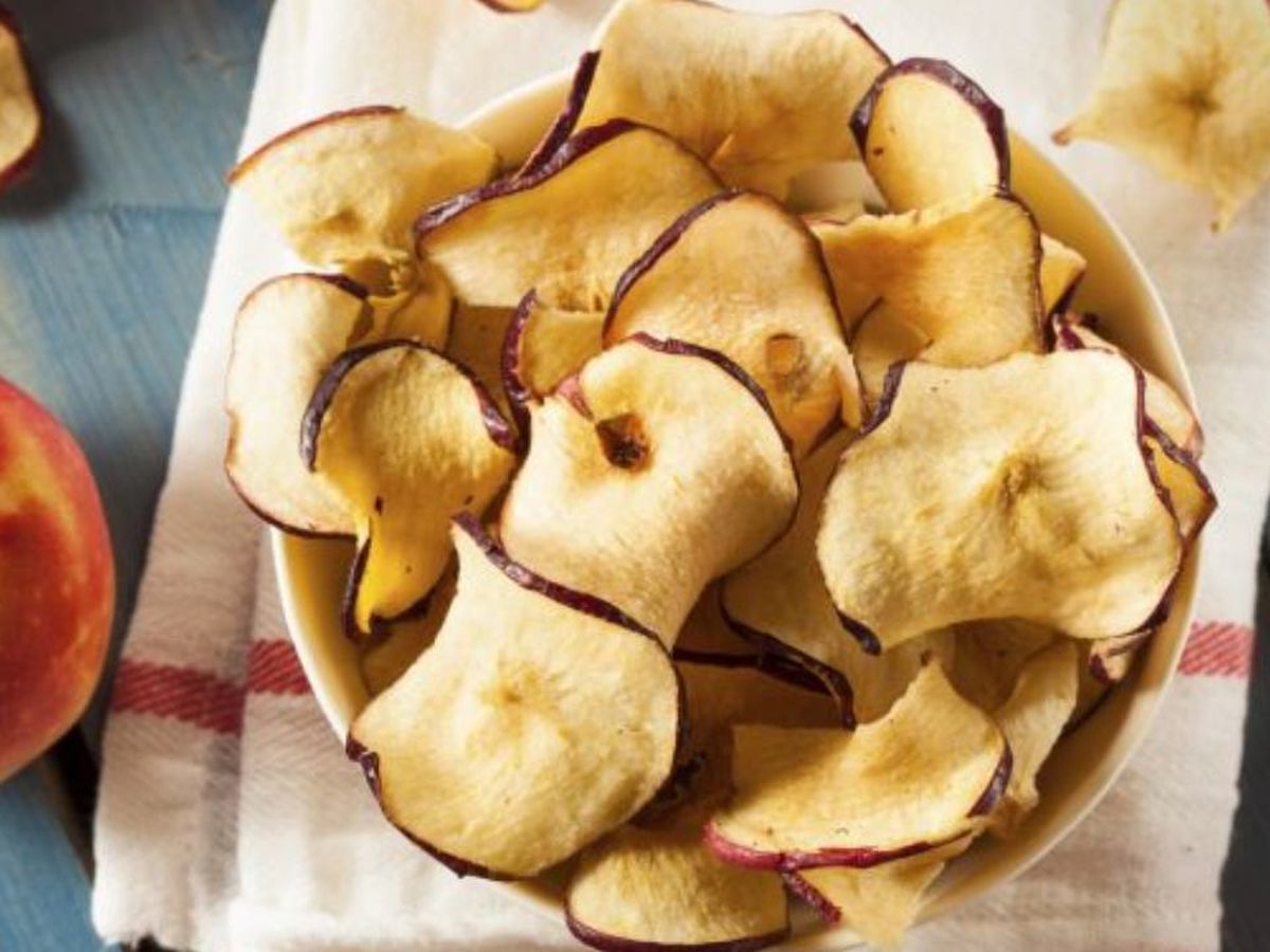 Los chips de manzana son una alternativa saludable a las patatas de bolsa.