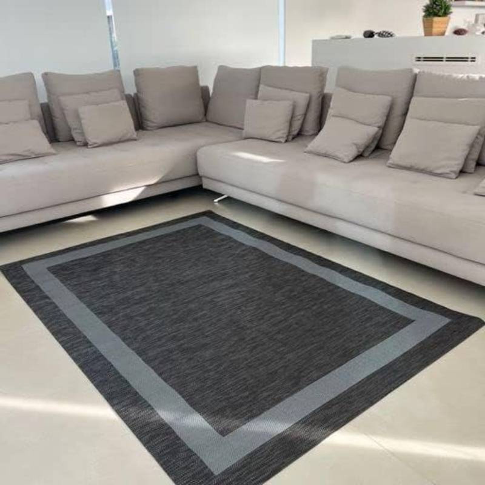 Alfombra de vinilo GRECA para el salón en color gris. Alfombra de vinilo GRECA para el salón en color gris.