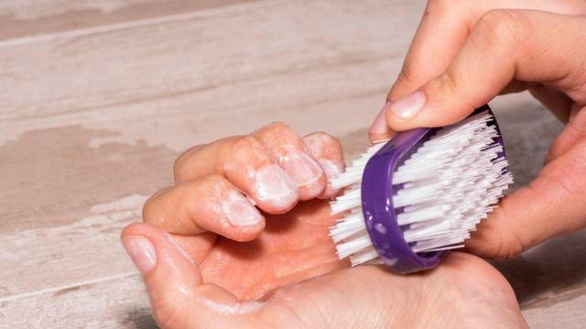 manos limpiando las unas y cuticulas johnson baby