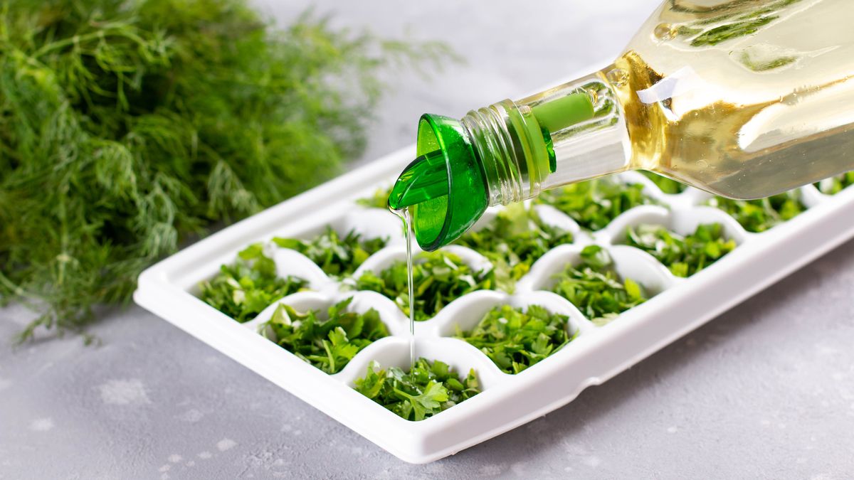 Pica las hojas y guárdalas en una cubitera con aceite de oliva virgen extra para congelarlas mejor