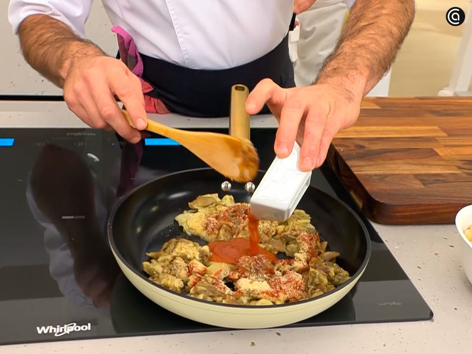 Incorpora la salsa de tomate a la sartén y remueve Incorpora la salsa de tomate a la sartén y remueve