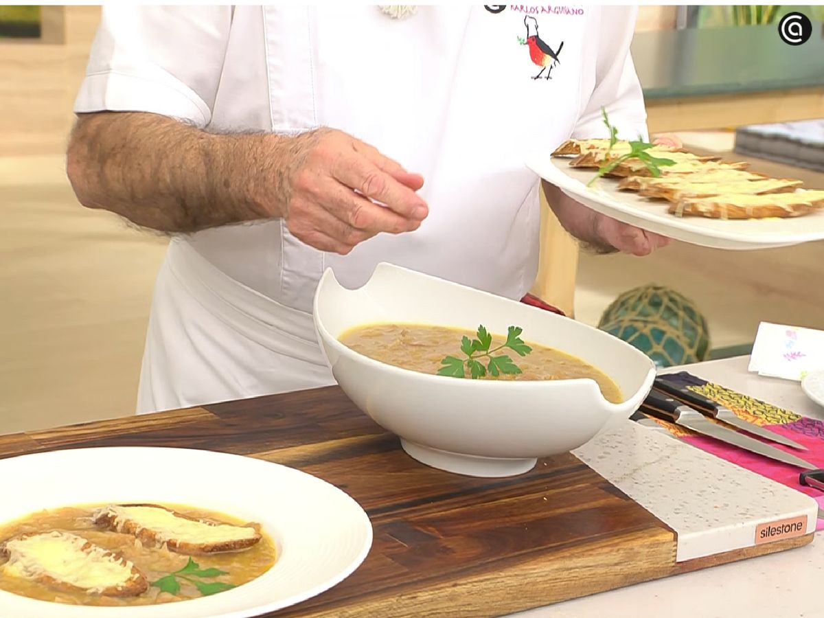 Sirve la sopa de cebolla y emplata con las rebanadas de pan tostado