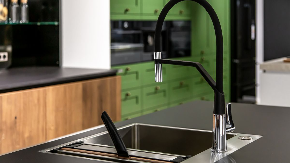 El estilo industrial y urbano encaja con la grifería negra