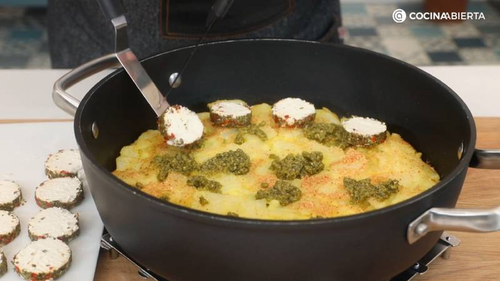 Añade pesto de albahaca y rodajas de queso de cabra a la frittata de patata Añade pesto de albahaca y rodajas de queso de cabra a la frittata de patata