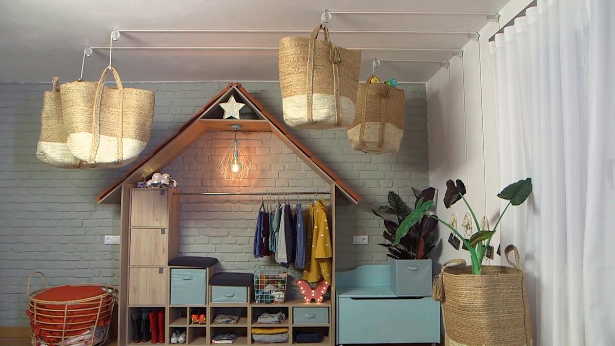 Como colgar grandes cestos para mantener el orden en la habitacion