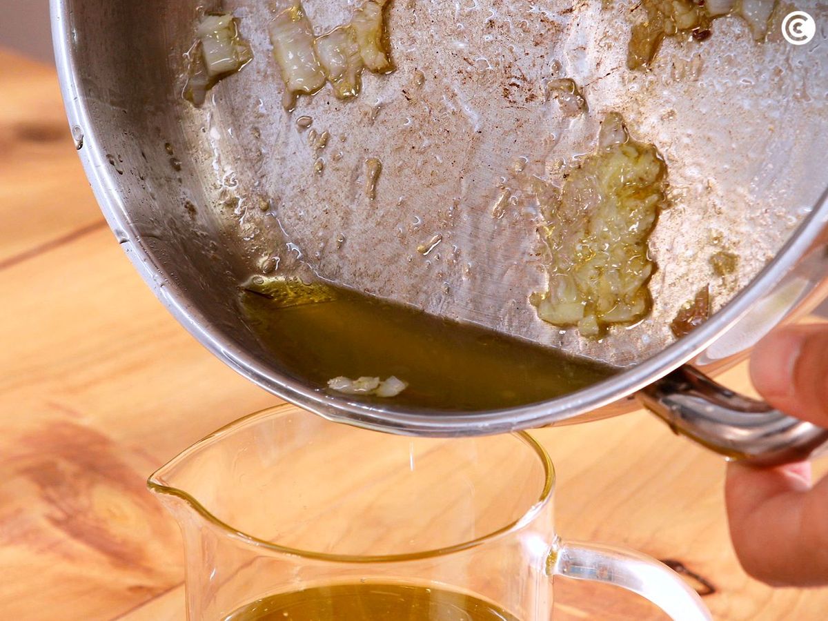 Retirar el aceite de la cazuela para hacer la salsa pil pil