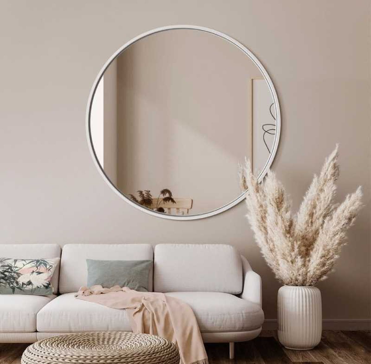 Salón moderno en tonos claros con espejo redondo.