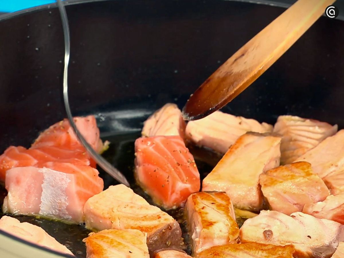 Dora el salmón y reserva antes de añadirlo al guiso de patatas