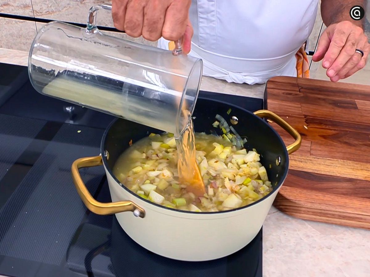 Cubrir los ingredientes de la crema de puerro, pera y jengibre con el caldo