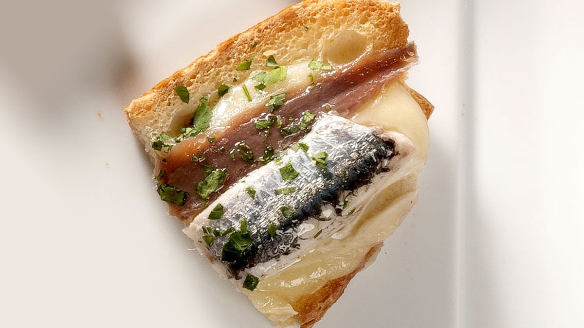 Tostas de anchoas con queso brie