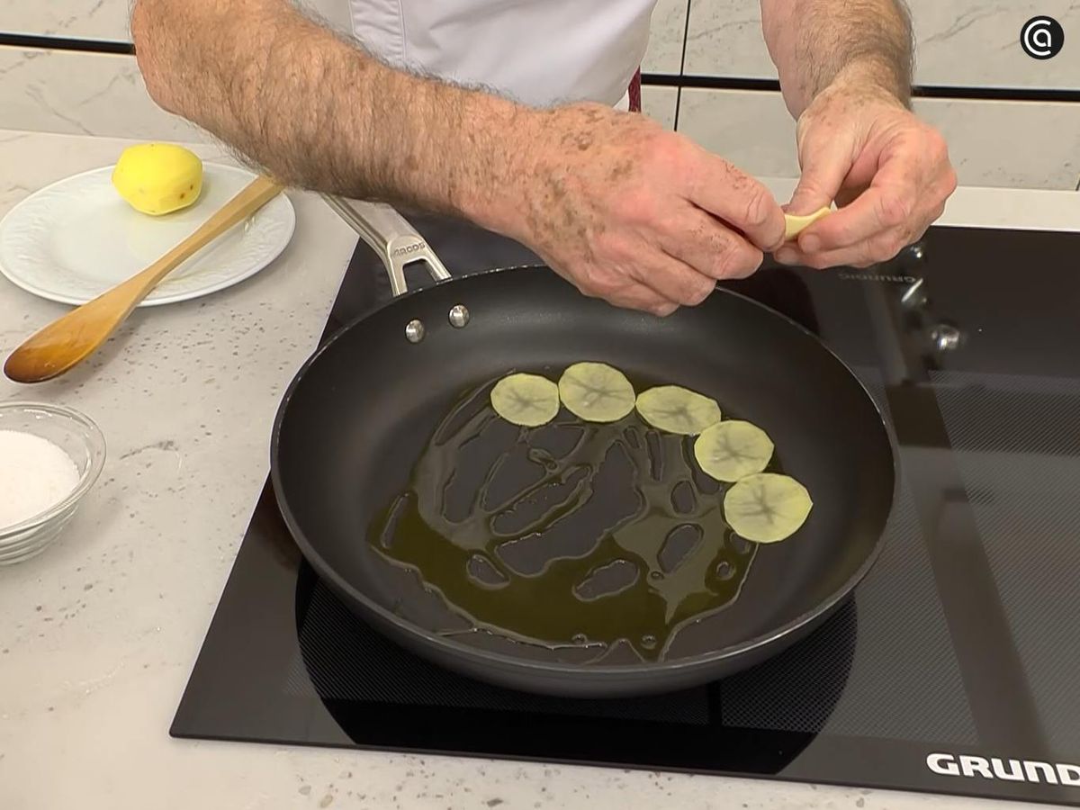 Cocina las patatas en lonchas