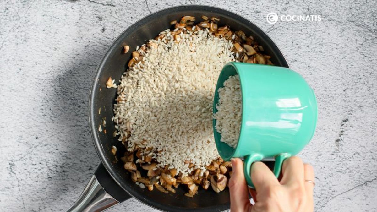 Agregamos el arroz a la sartén