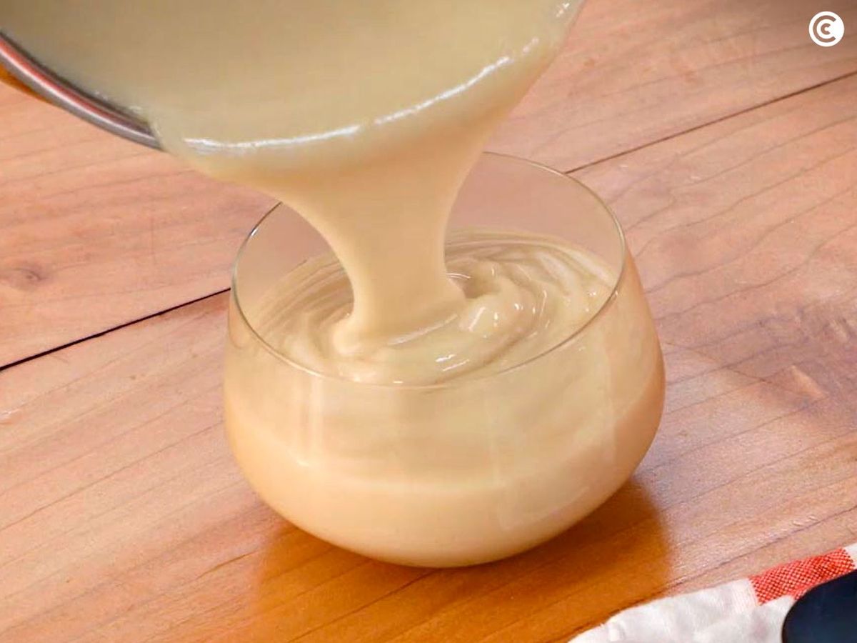 Repartir las natillas veganas en vasitos