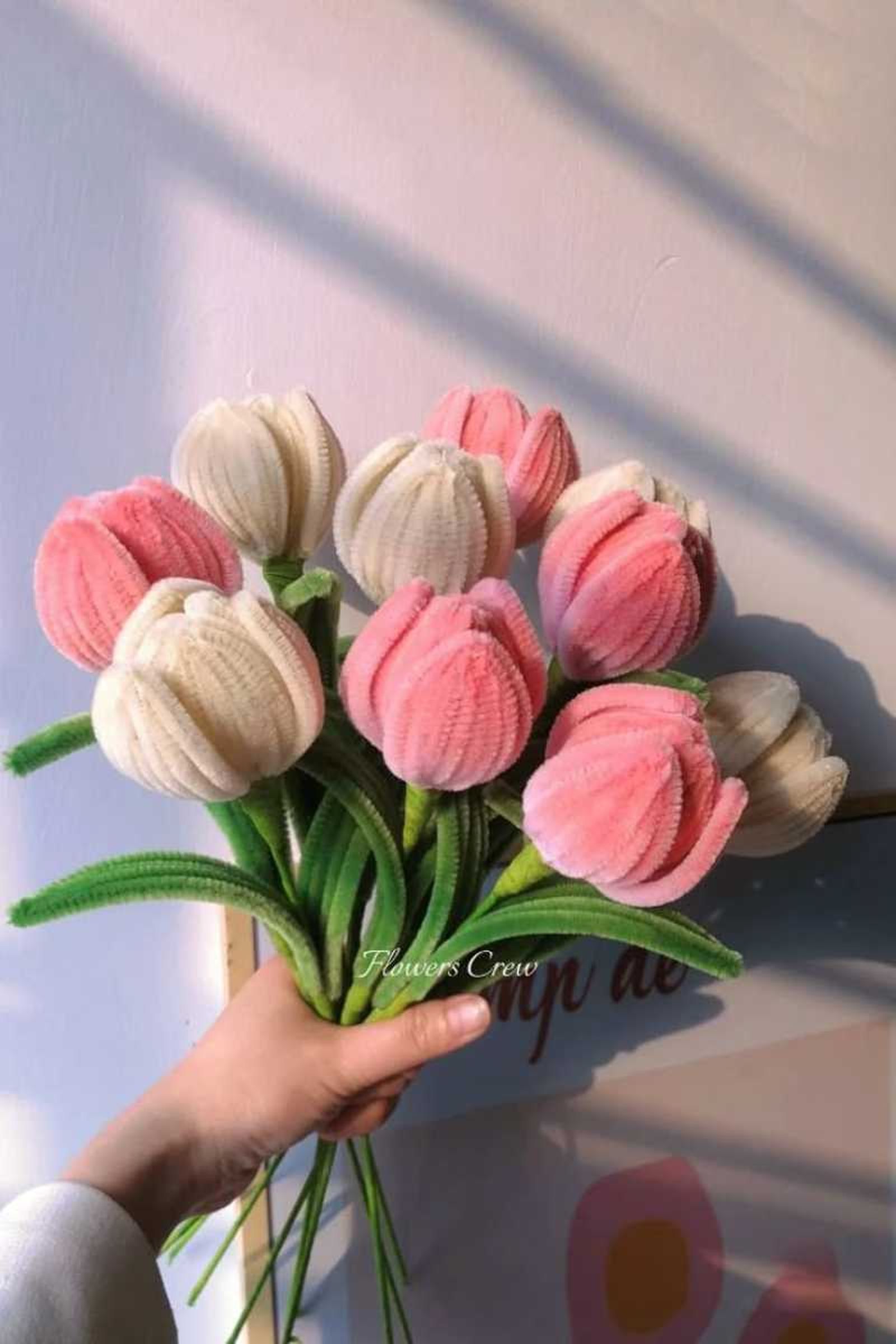 Ramo de tulipanes blancos y rosas hechos con limpiapipas. Ramo de tulipanes blancos y rosas hechos con limpiapipas.