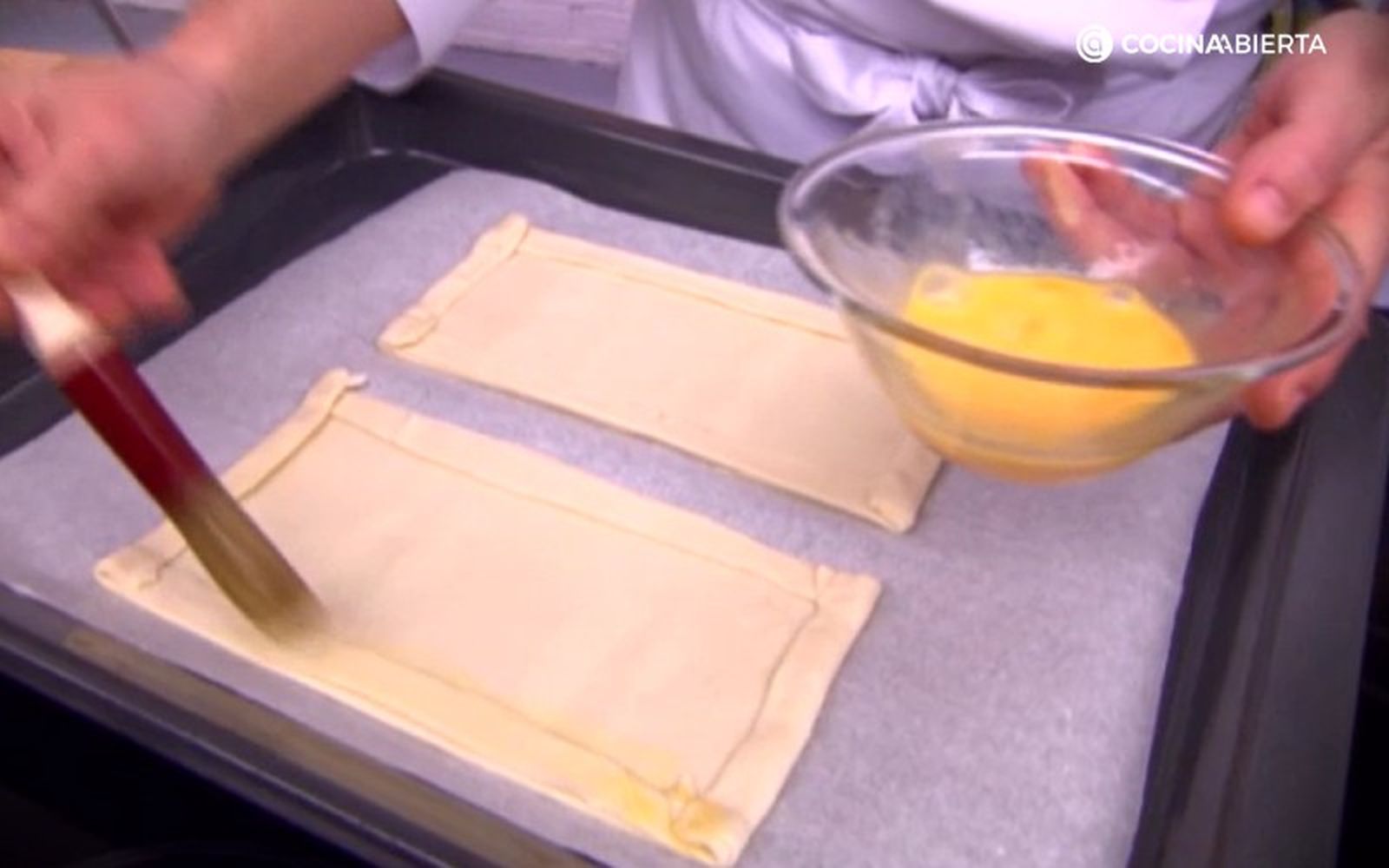 Pinta el hojaldre con huevo batido Pinta el hojaldre con huevo batido