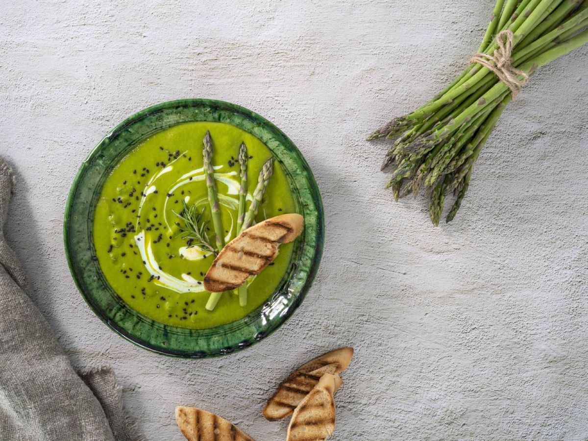 El verde refuerza la percepción de frescura y naturalidad, ideal para platos saludables y vegetarianos.