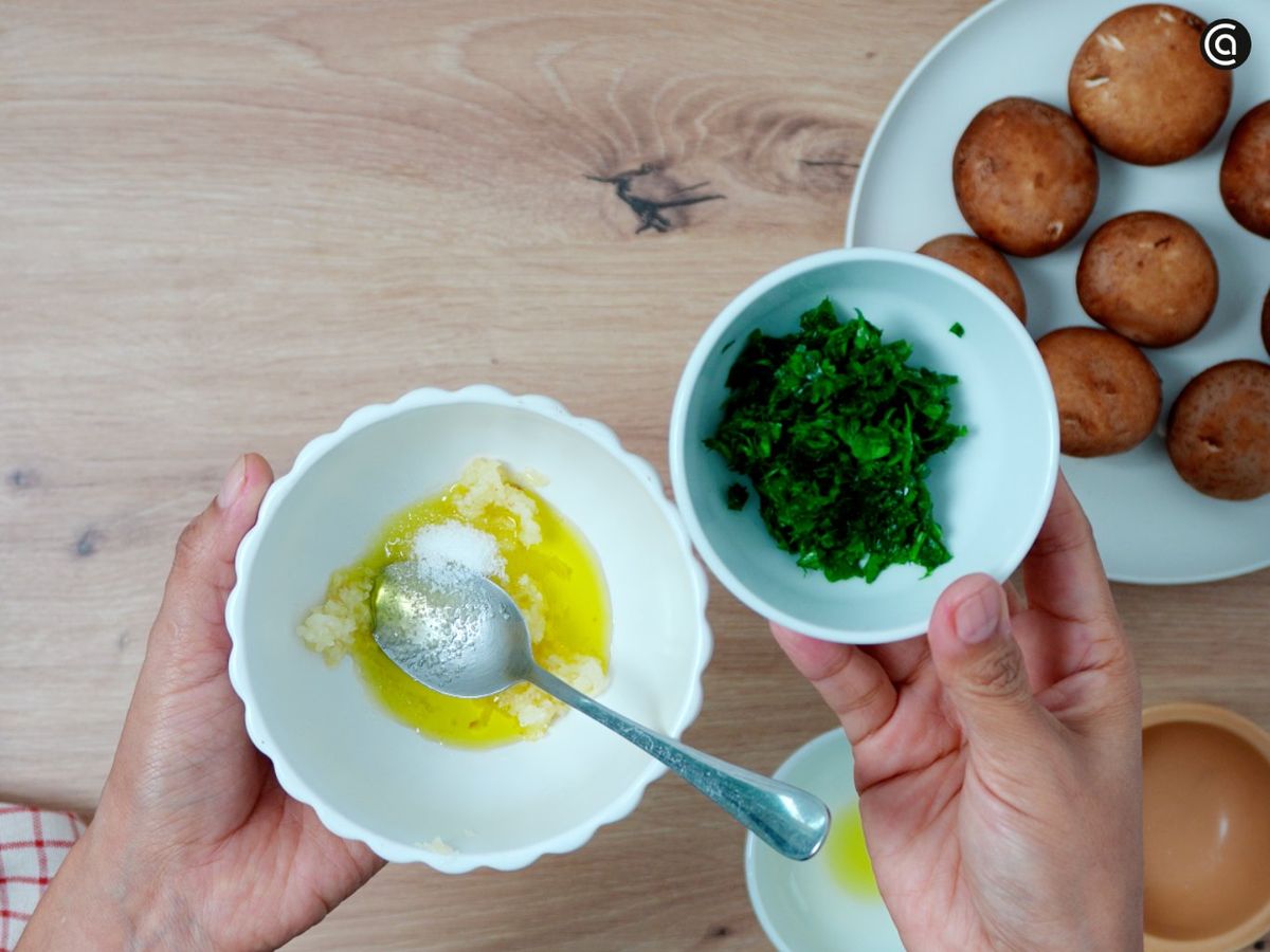 Mezcla el perejil picado con el ajo, el aceite y un poco de sal