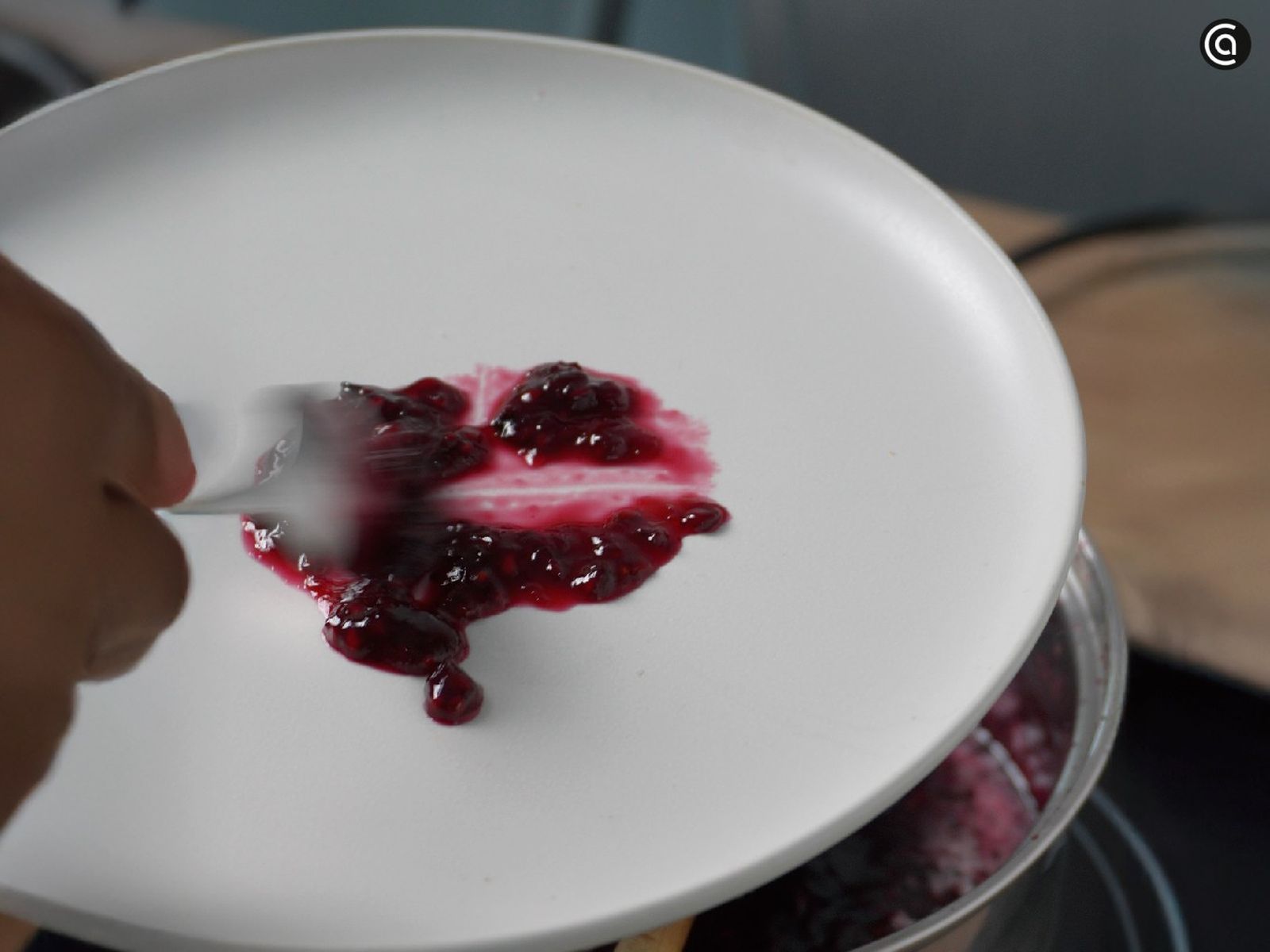 Comprueba la textura de la mermelada en un plato para saber si está lista Comprueba la textura de la mermelada en un plato para saber si está lista