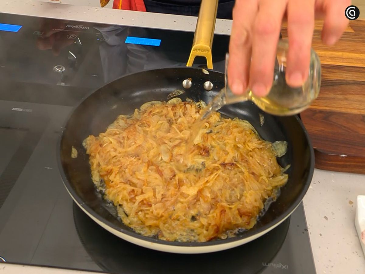 Sofríe la cebolla en juliana hasta que quede tierna