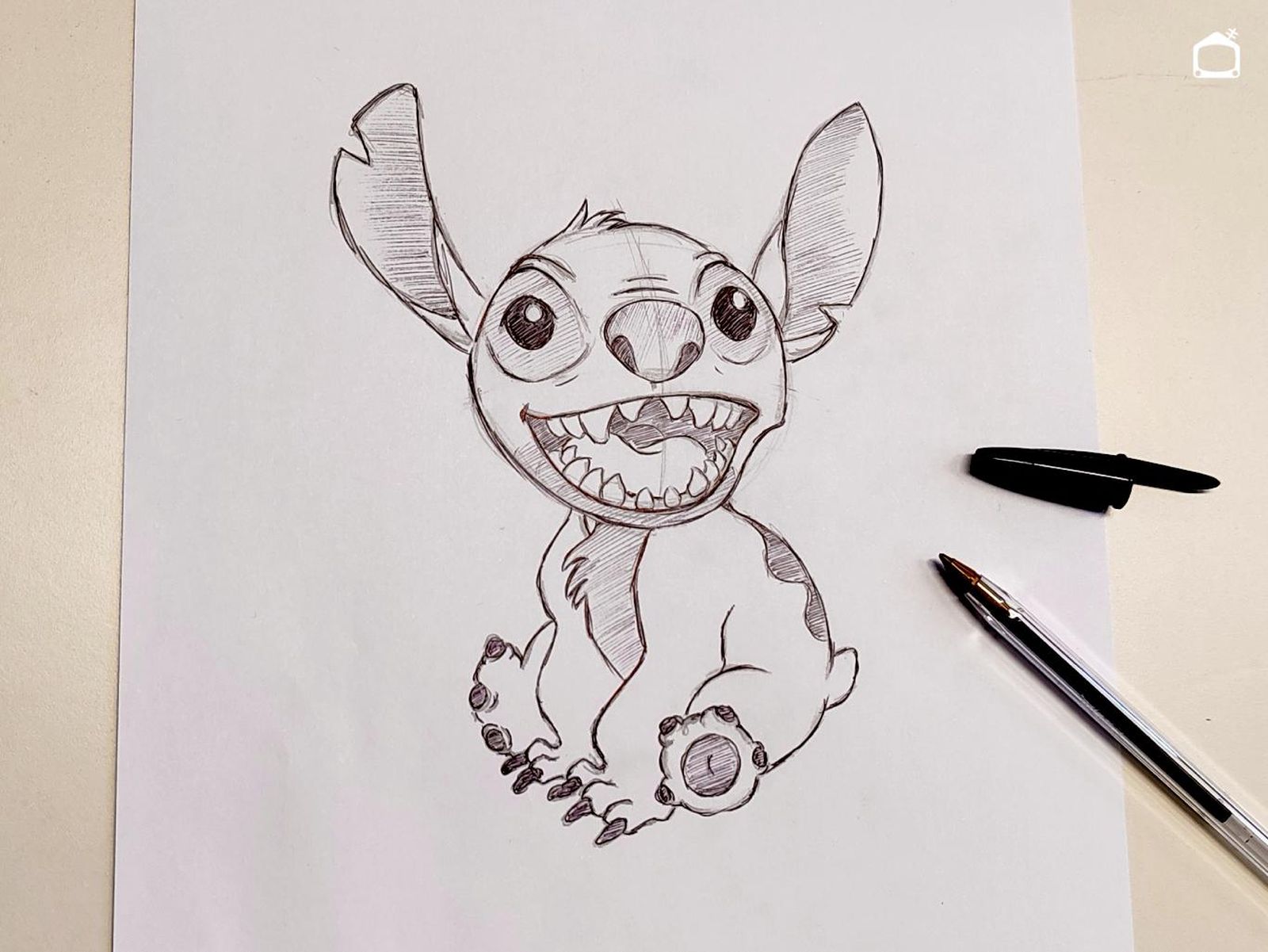 Dibujo de Stitch a boli negro.