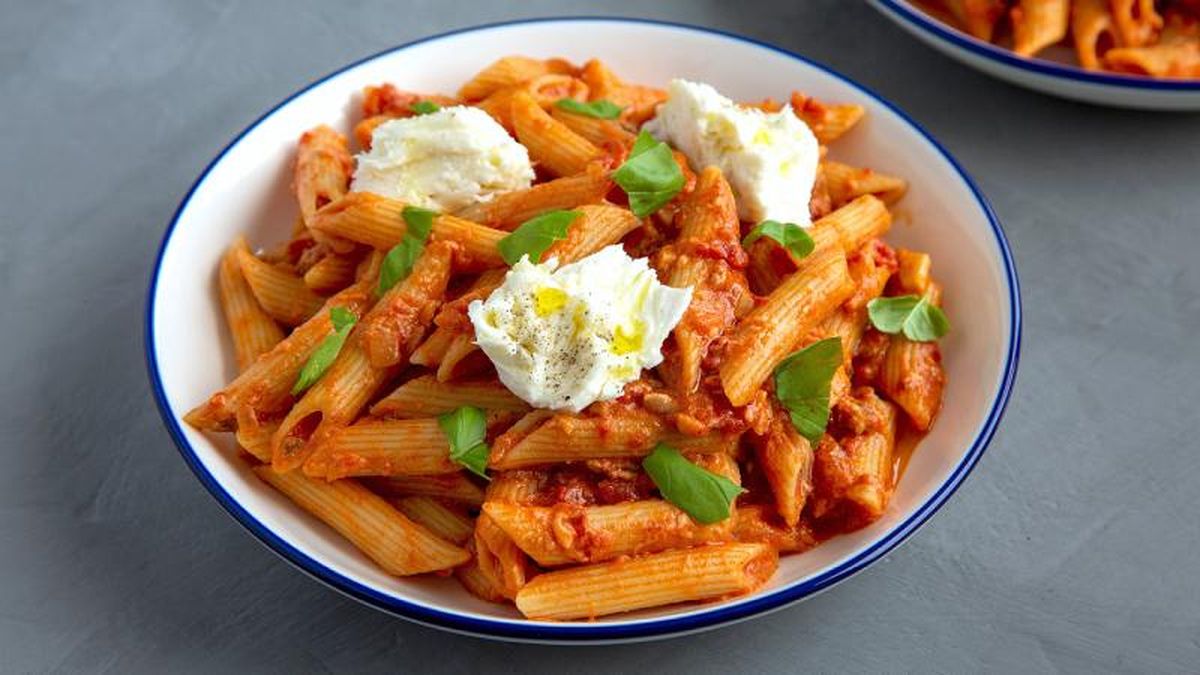Pasta al vodka con burrata