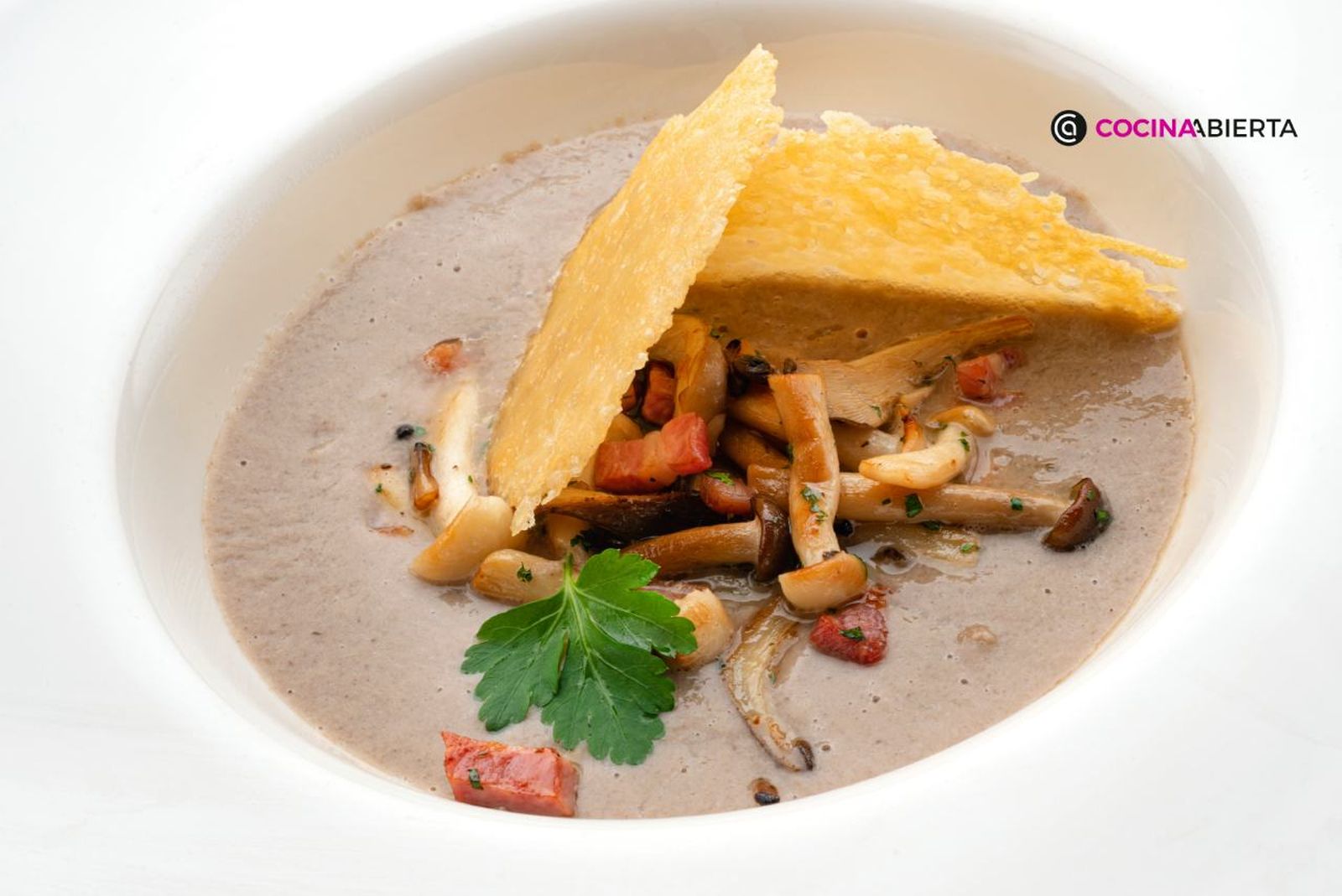 Con crujiente de queso y setas salteadas con beicon Con crujiente de queso y setas salteadas con beicon